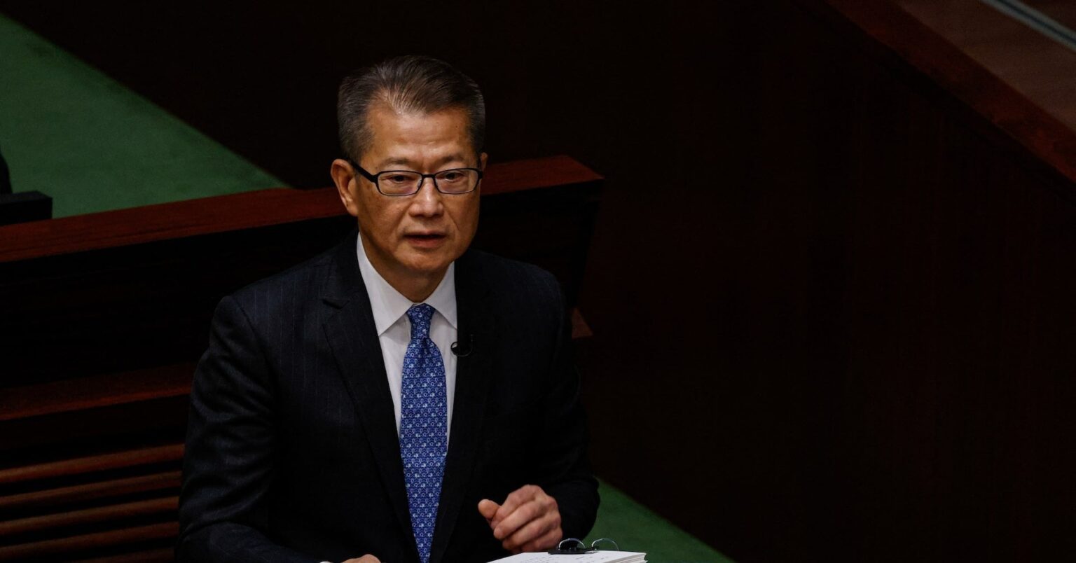 Hongkong, um 10.000 Arbeitsplätze im öffentlichen Dienst zu senken und die KI zu veranlassen, Defizit umzukehren