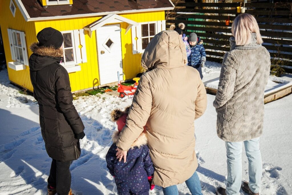 Ist Gewalt und Missbrauch gegenüber Kindern im estnischen Kinderbetreuungssystem üblich?