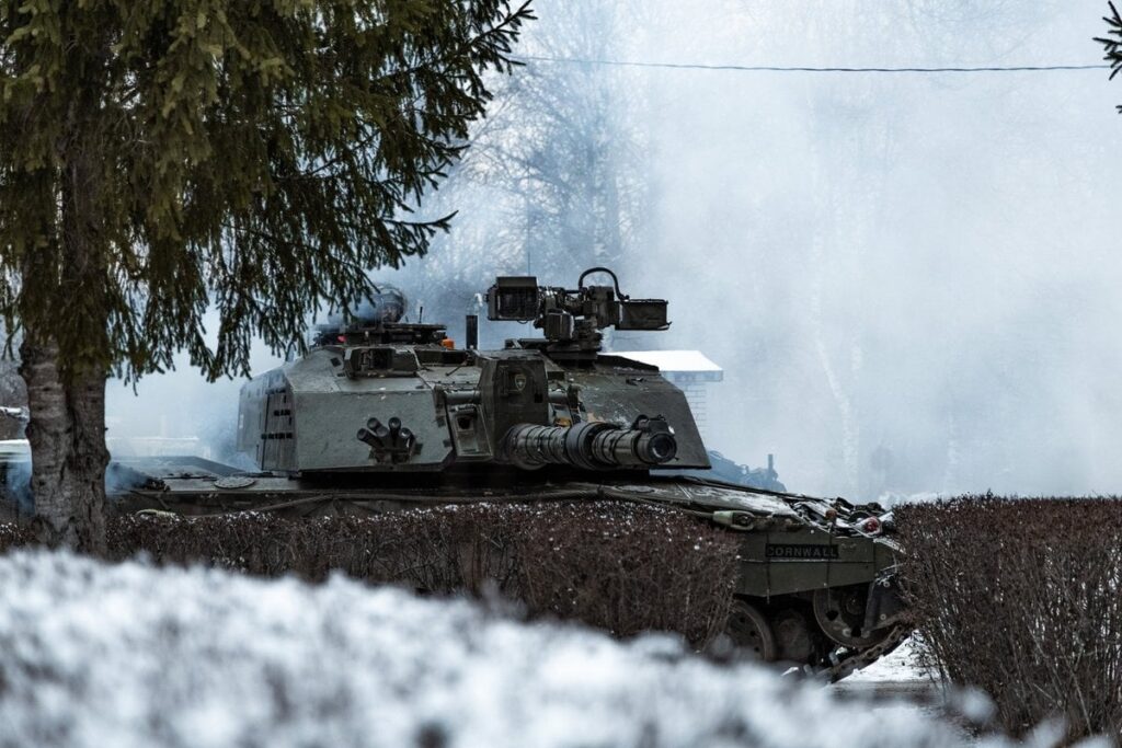 Die Übung der Verteidigungskräfte brachte mehrere Soldaten die Kühlung und Erfrischung, die Führung wurde nicht die Wahrheit erzählt