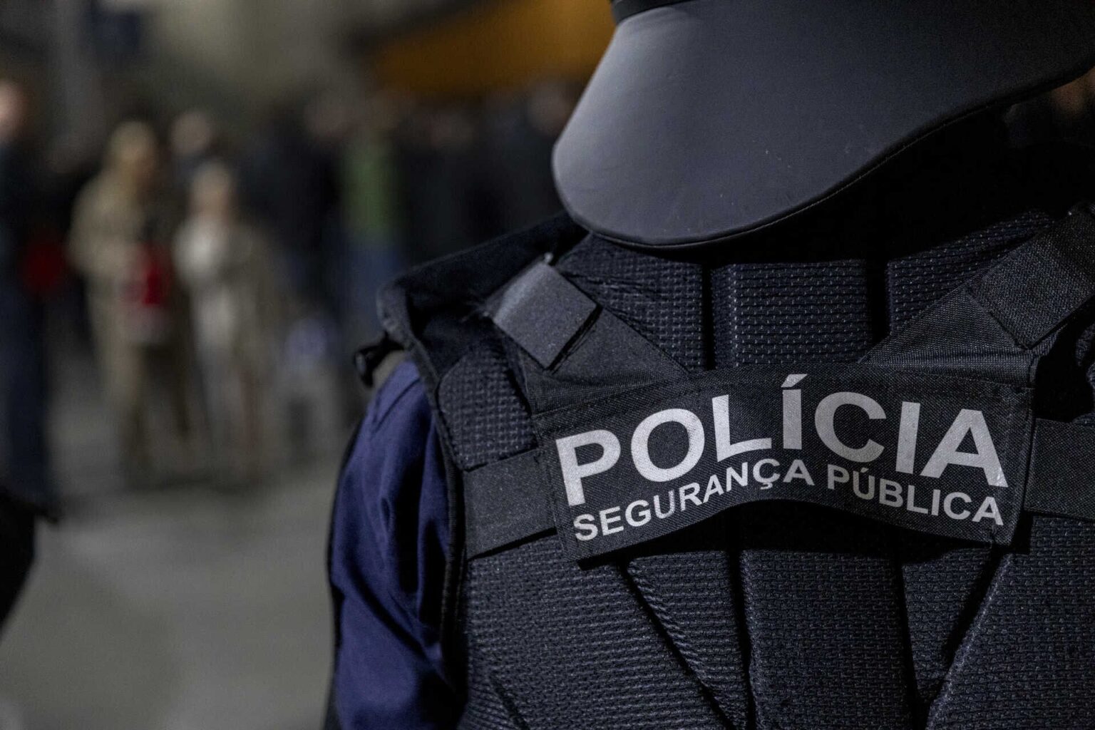 [JN] Mann, der junge Leute in der Leiria -Schule belästigte, brach nach Hause aus und nahm im Morgengrauen drei Geiseln ein