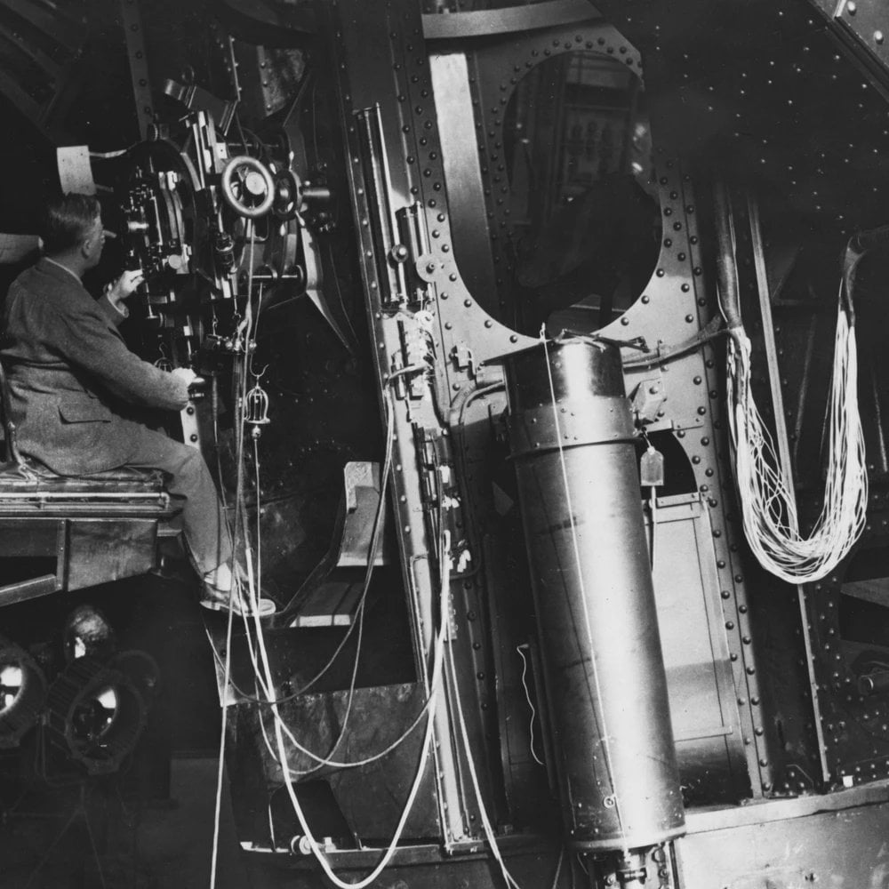 Vor 100 Jahren kündigte Edwin Hubble in dieser Woche seine monumentale Entdeckung an, dass das Universum jenseits unserer eigenen Milchstraße existierte. Er bemerkte, dass der Andromeda -Nebel, auch M31 genannt, fast eine Million Lichtjahre entfernt war - zu abgelegen, um Teil der Milchstraße zu sein.