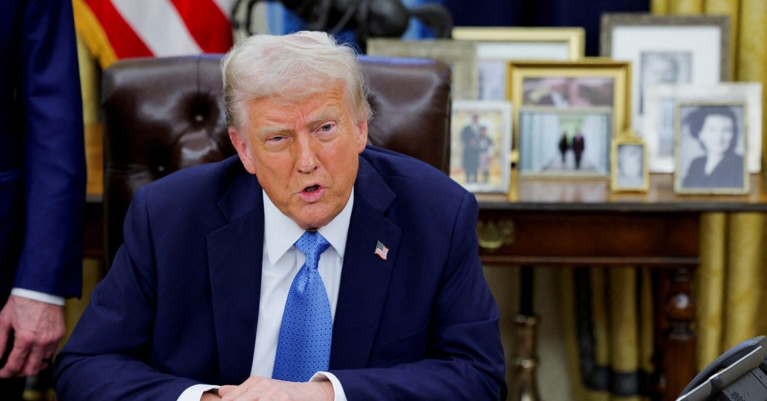 Trump Signs Memo, mit dem der Iran die Erreichung der Atomwaffe verhindern soll