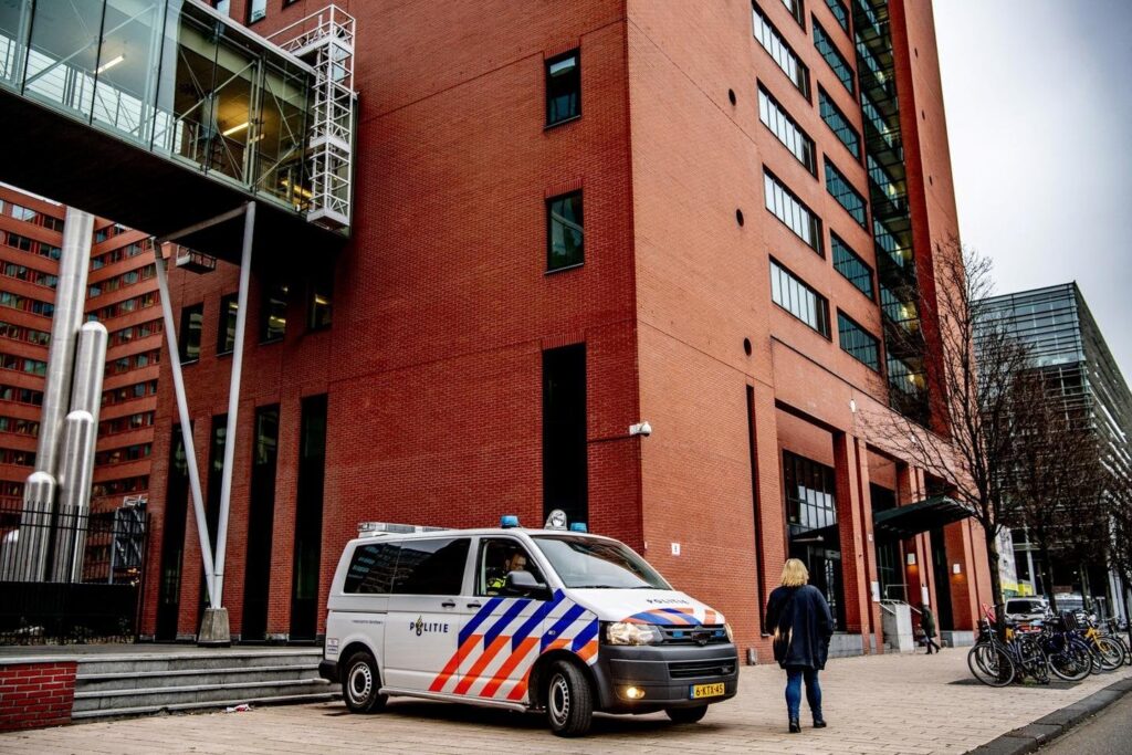 In den Niederlanden wurden die Kosten für einen Skandal über Familienzulagen, der die Gerichte zehn Jahre lang übergreift, Zehntausende von Familien fälschlicherweise wegen Betrugs und Einschränkungen der Erstattung der wahrgenommenen Summen beschuldigt, selbst wenn dies bedeutet, Schulden zu bekommen. In den Niederlanden wurden die Kosten für einen Skandal über Familienzulagen, der die Gerichte zehn Jahre lang übergreift, Zehntausende von Familien fälschlicherweise wegen Betrugs und Einschränkungen der Erstattung der wahrgenommenen Summen beschuldigt, selbst wenn dies bedeutet, Schulden zu bekommen.