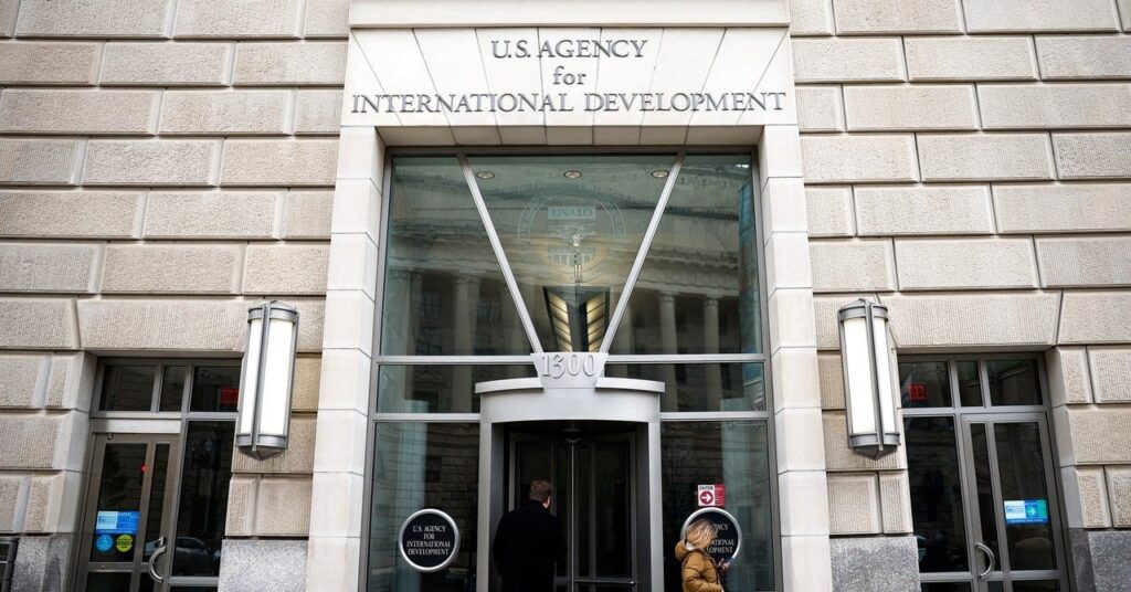 Das US -Außenministerium hat das USAID -Personal in den Verwaltungsurlaub "alle direkten Einstellungen" eingestellt