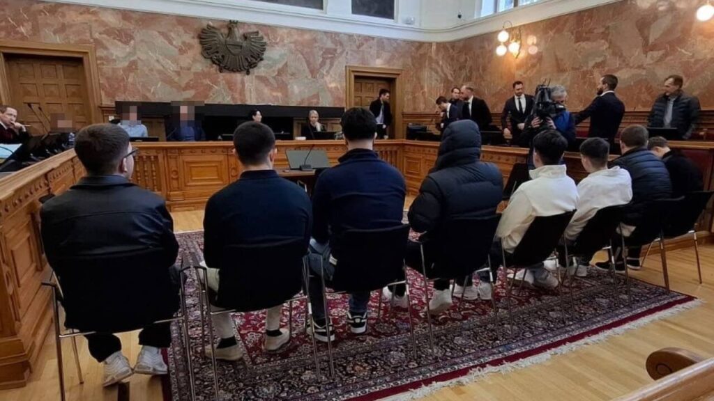 Mädchen in Bischofshofen sexuell missbraucht: Vier der acht angeklagten Burschen erhielten unbedingte Haft