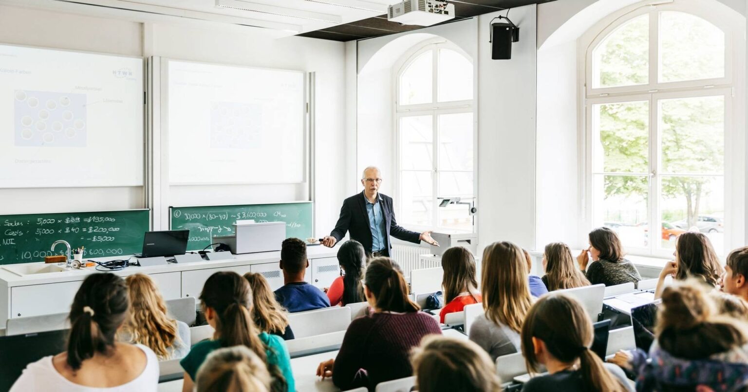 Die Regierung berücksichtigt, die Rückkehr von Studiengebühren in der Hochschulbildung zu beenden Die Regierung berücksichtigt, die Rückkehr von Studiengebühren in der Hochschulbildung zu beenden
