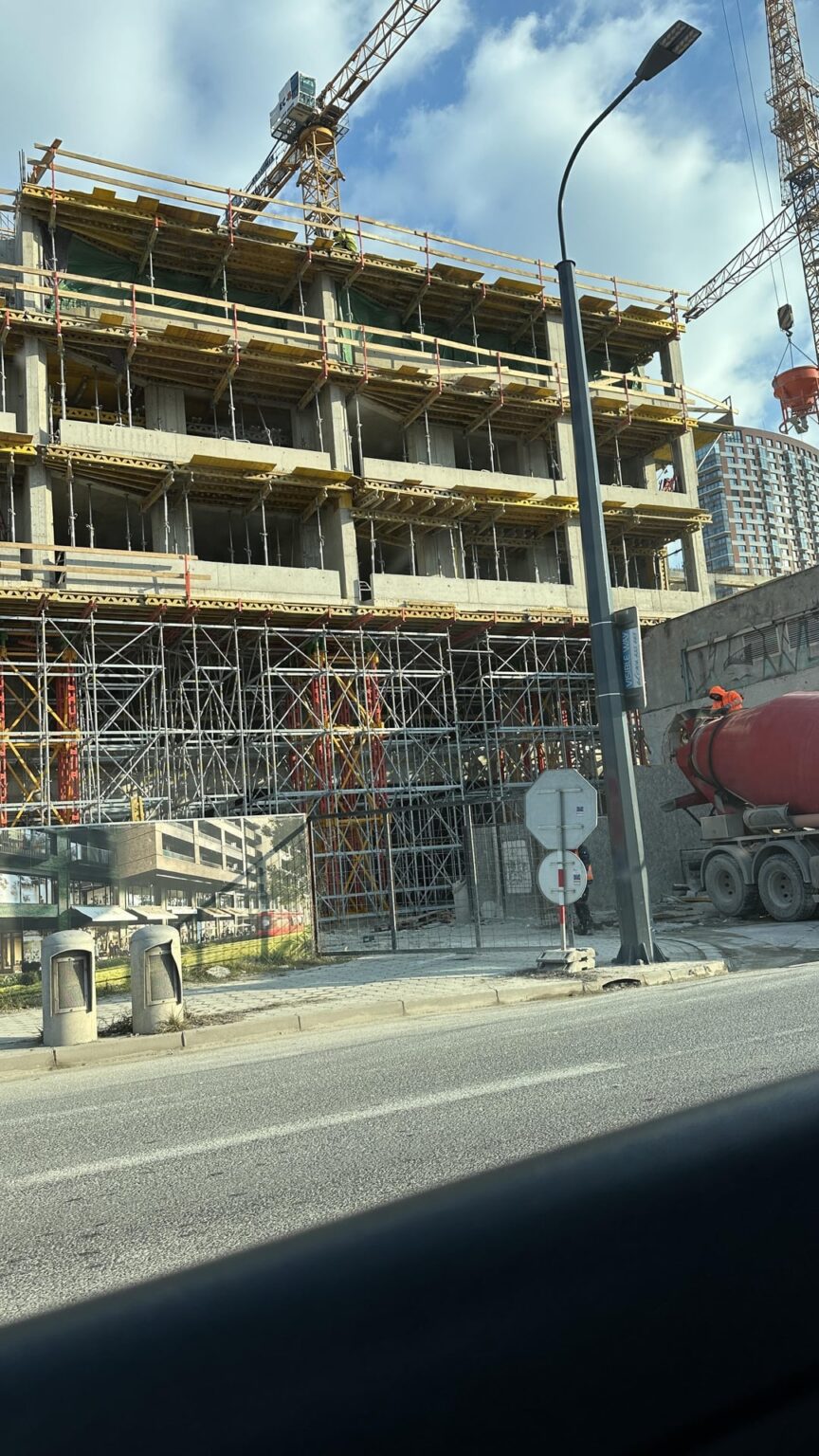 Warum steht dieses Gebäude noch? Warum steht dieses Gebäude noch?