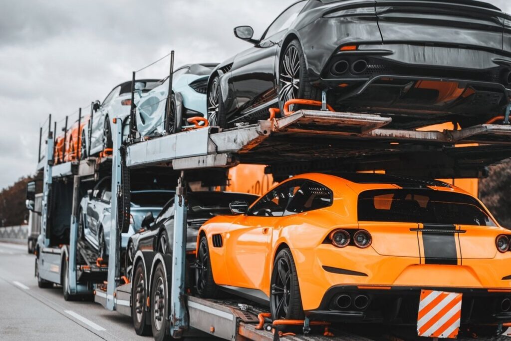 Schwerwiegende Anschuldigung. Nach Angaben des russischen Jubiläums transportiert die estnische Firma Luxusautos nach Russland Schwerwiegende Anschuldigung. Nach Angaben des russischen Jubiläums transportiert die estnische Firma Luxusautos nach Russland