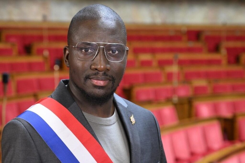 In Seine-Saint-Denis behauptet der stellvertretende Aly Diouara, während eines Schecks von der Polizei "bedroht" worden zu sein [dont il a été le témoin]