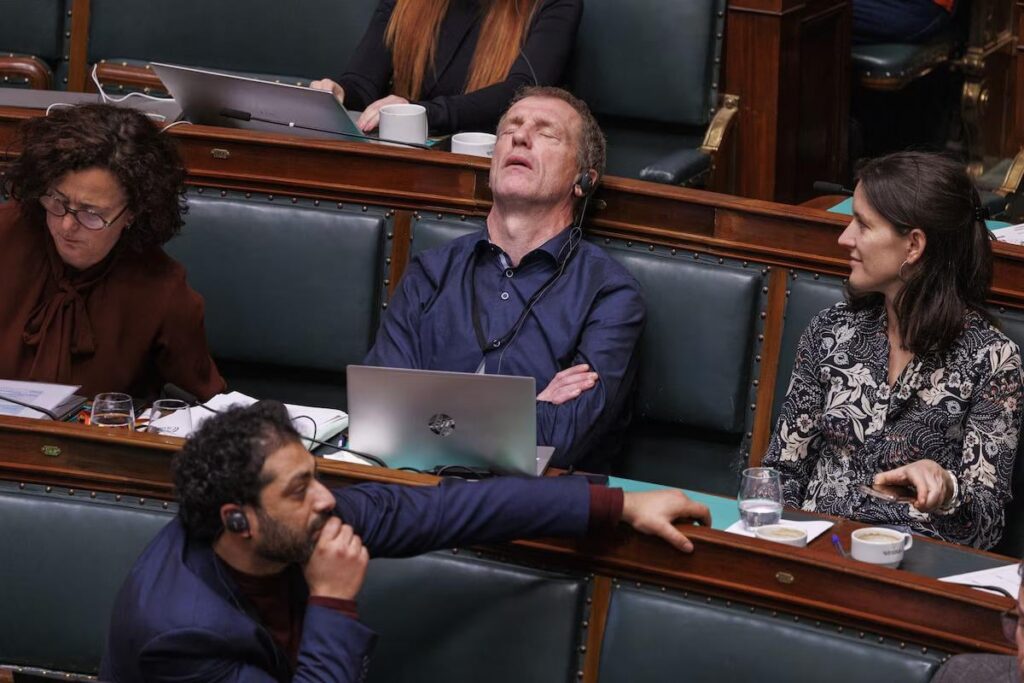 Paul macht ein Nickerchen bei der Arbeit