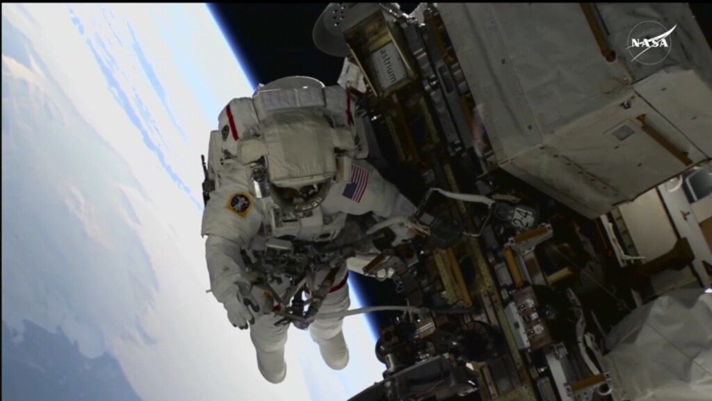 Die zwei festgefahrenen Astronauten der NASA nehmen ihren ersten Weltraumweg zusammen