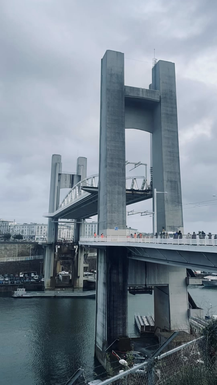 Passage du Dupuy-de-lôme (französischer Marine) unter der Recouvrance Bridge, Brest, 26. Februar ⛴️ [OC]