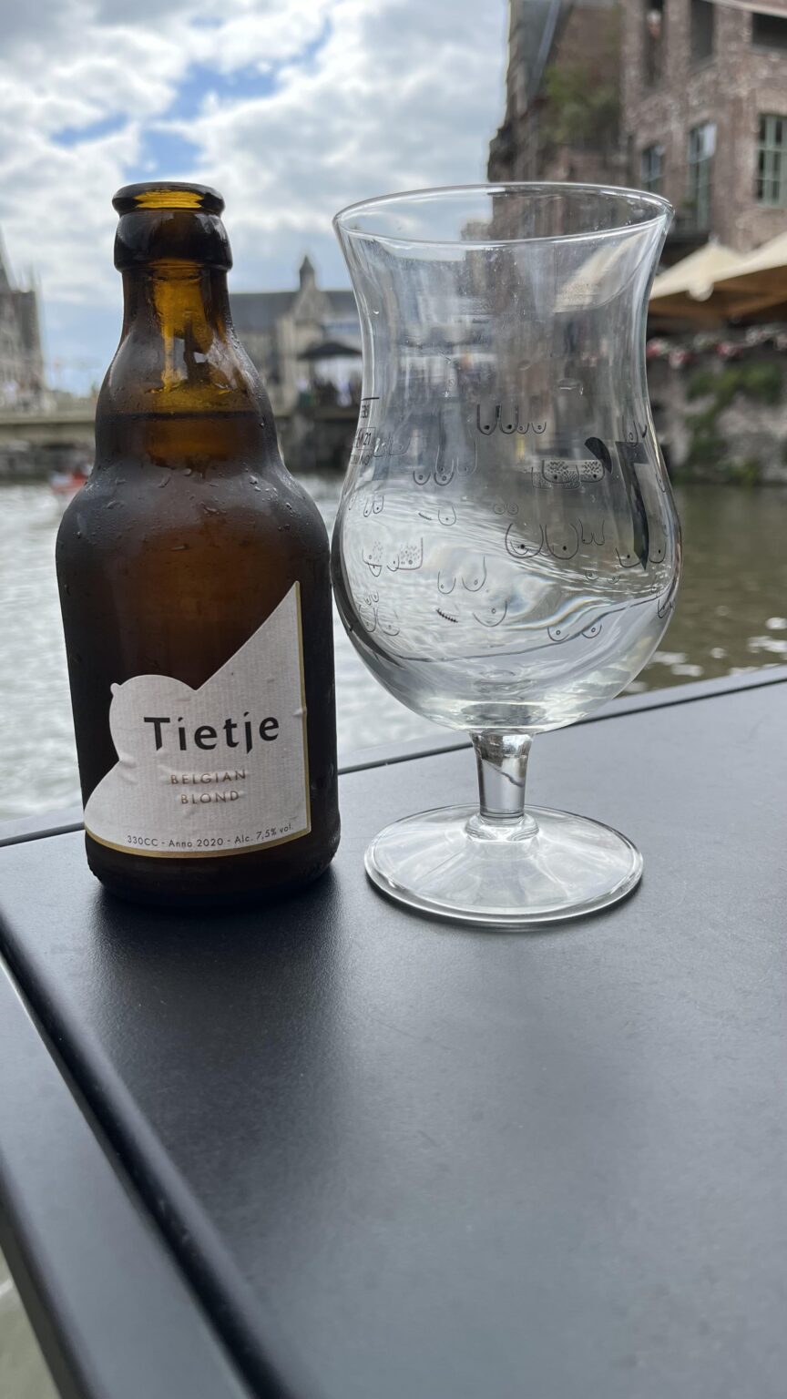 Um neue blonde Biere zu entdecken, bestellte ich einen Tietje, als ich Gent besuchte. Ich wusste nicht, da ich keine Niederländisch spreche. Es ist wirklich gut!