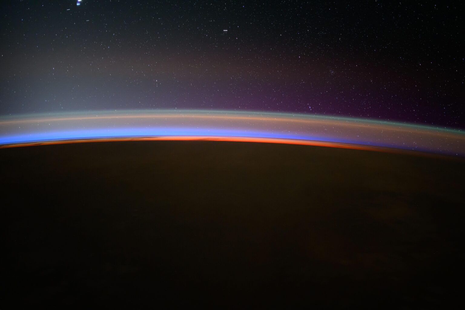 Schichten der Erdatmosphäre aus der ISS -August 2024 von Matthew Dominick