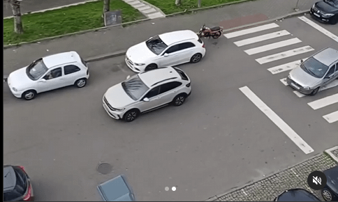 Tun die Autos nicht illegal mit der Tour? Das Parken blockiert den Verkehr in dieser Reichweite, aber die Parkplätze in Portugal sind am häufigsten und bringen keine Geldstrafen mit.