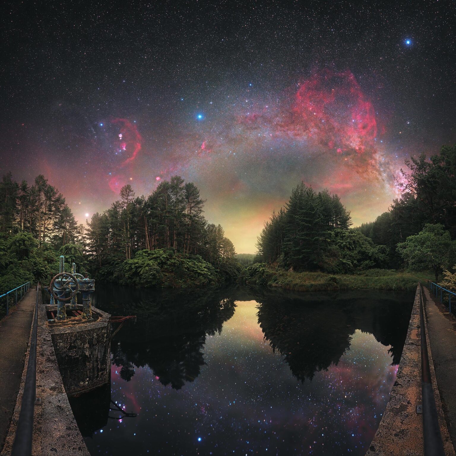 Unser Galaxie erstreckt sich über den Himmel und zeigt seine wirklichen Farben, einschließlich H-Alpha und SII.