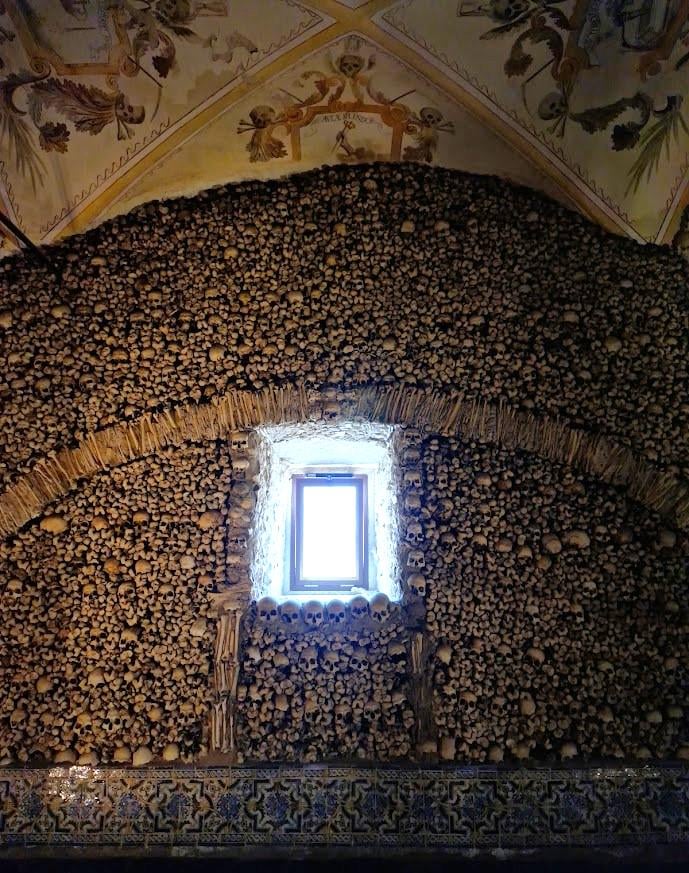 Wand in Capela Dos Bones (Knochenkapelle) in Évora, Portugal