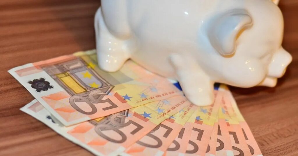 Nach ihrer Meinung verdienen die Mitarbeiter durchschnittlich durchschnittlich 2200 Euro Brutto -Löhne, Nach ihrer Meinung verdienen die Mitarbeiter durchschnittlich durchschnittlich 2200 Euro Brutto -Löhne,