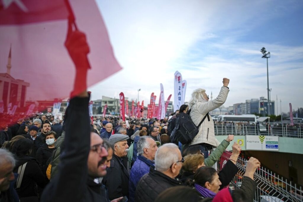 Erdogan -Kritiker, die von einer Flut von Verhaftungen und Untersuchungen in der Türkei gerührt wurden