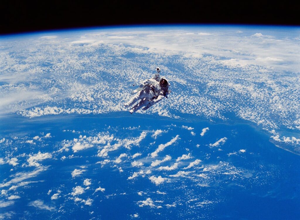 Astronaut Robert Stewart testet eine bemannte Manövereinheit (MMU). Eingenommen am 7. und 9. Februar 1984.