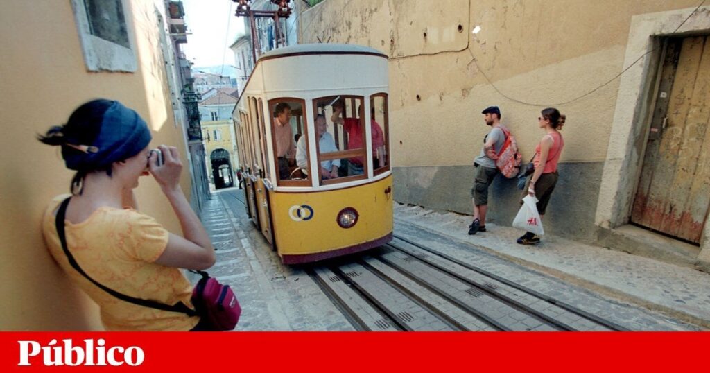 Carris erstellt Warteschlangen für Touristen, damit übliche Benutzer Plätze erhalten können Lissabon | ÖFFENTLICH Carris erstellt Warteschlangen für Touristen, damit übliche Benutzer Plätze erhalten können Lissabon | ÖFFENTLICH