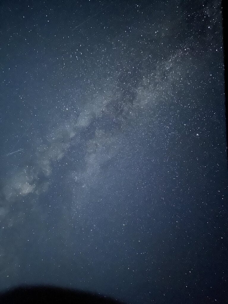 Milchstraße und Stars aus der dunklen Wildnis von West Cork, Irland