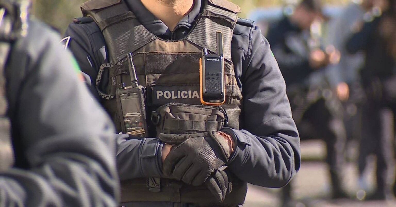 Dead Man schoss in die Gymnasiumtür in Amadora, Verdächtiger floh in einem Motorrad