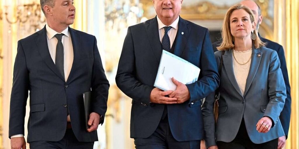 Bildungskapitel im Regierungsprogramm: Handyverbot, "Chancenindex", Verpflichtung der Eltern