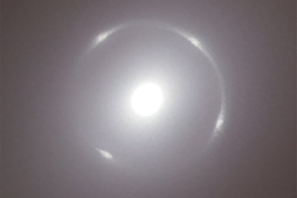 Euklid -Teleskop -Flecken Einstein -Ring um eine Galaxie gewickelt