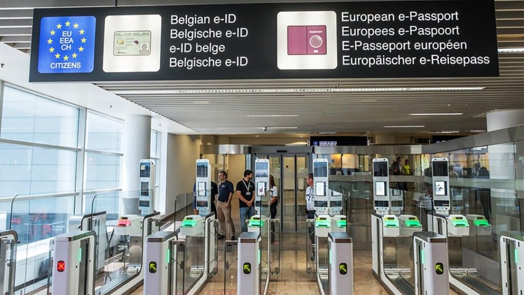 Gemessen nach dem, was ich in Flügen nach/nach Belgien sehe, sollte die Grenzkontrolle nicht auf dieser Änderung sitzen (wischen Sie vor/nach/nach).