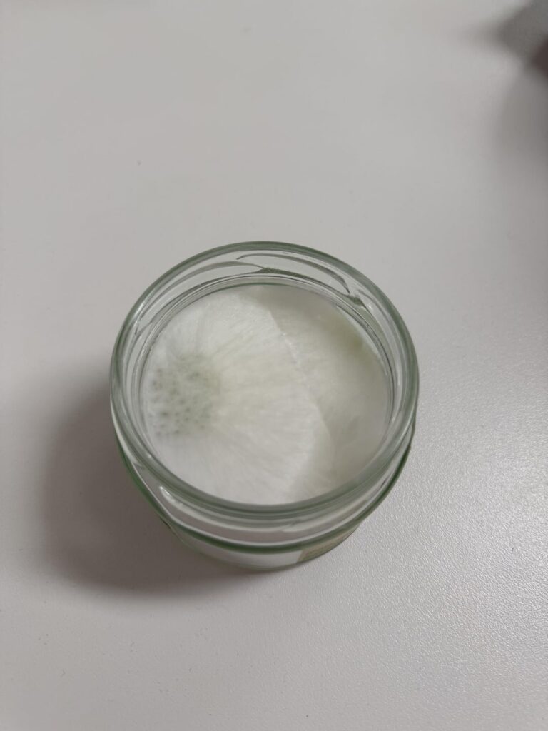 Was ist das Schwarze auf meinem Kokosöl?