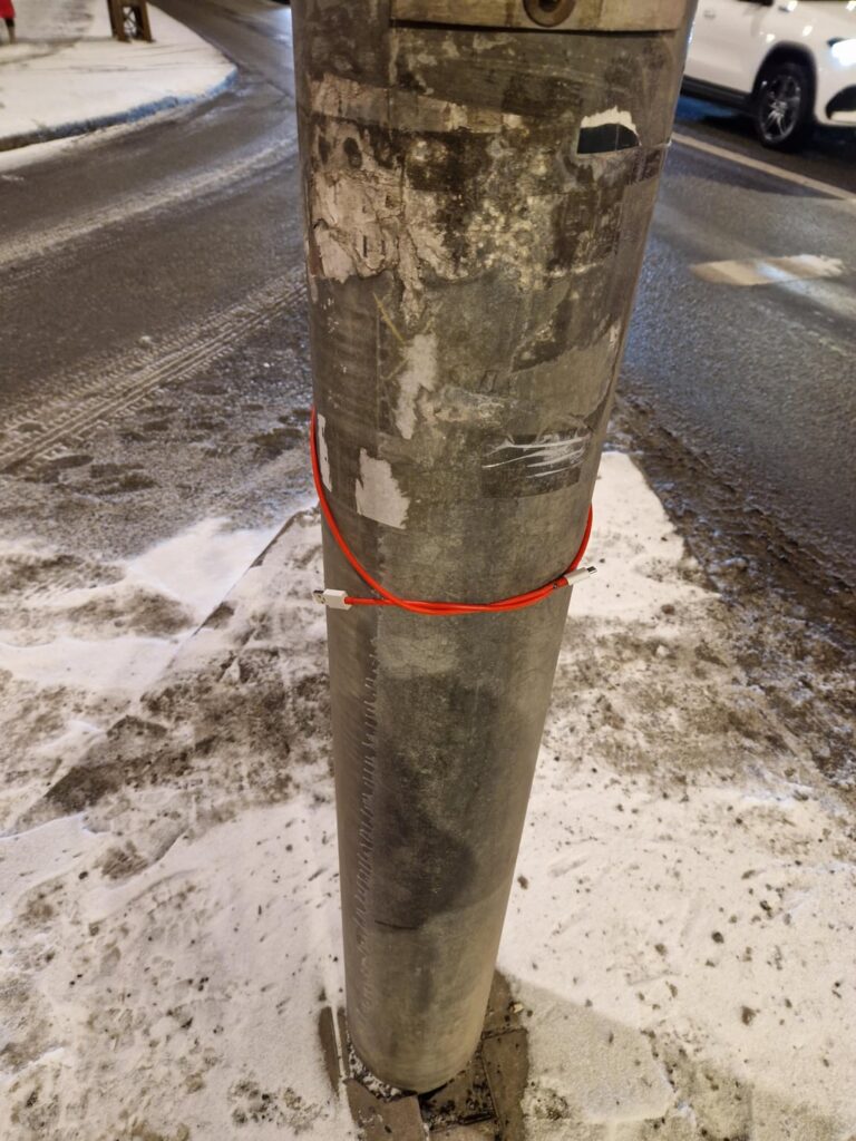 USB -Kabel auf den Polen. Einer in Tallinn, der andere in Tartu. Ist es ein Zufall oder ein neuer Teil der städtischen Kultur? Oder eine geheime Subkultur -Botschaft? Oder was?