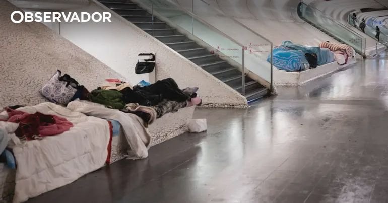 Sie haben studiert und arbeiten, können sich aber kein Zuhause leisten. Erhöhen Sie Fälle von qualifiziertem Obdachlosen und Gehalt