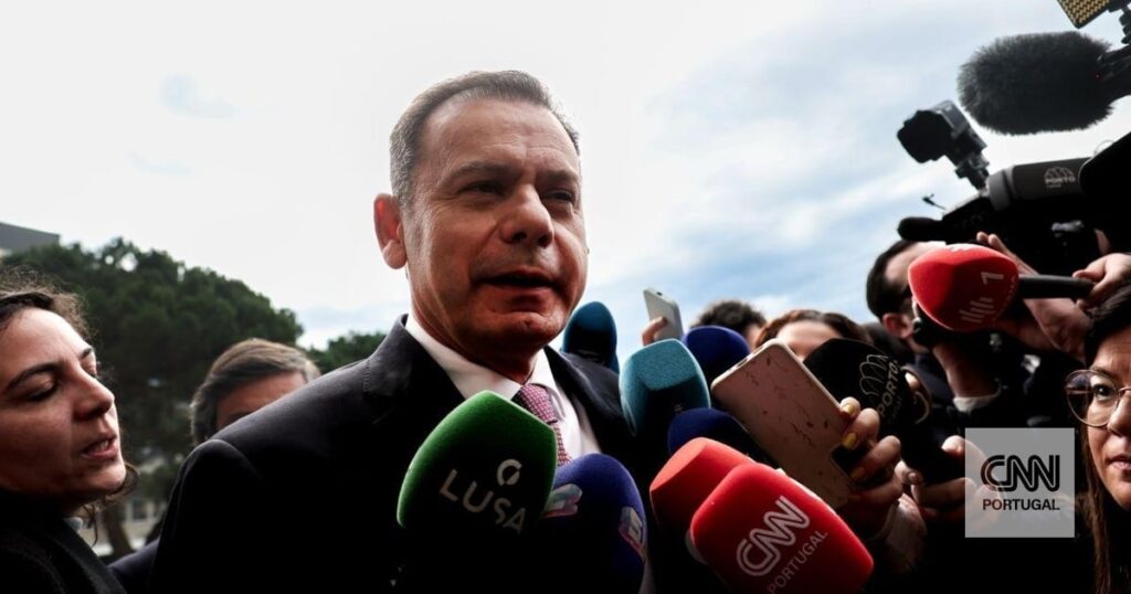Montenegro war ein bezahlter Arbeiter von zwei Unternehmen, die weiterhin Kunden von Spinumviva waren Montenegro war ein bezahlter Arbeiter von zwei Unternehmen, die weiterhin Kunden von Spinumviva waren