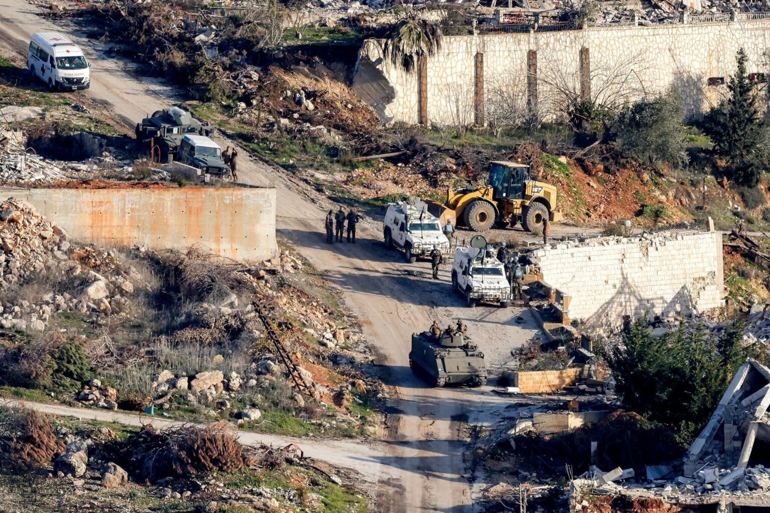 IDF zieht sich aus libanesischen Grenzdörfern zurück, hält die 'Pufferzone'; Die libanesische Armee stellt ein