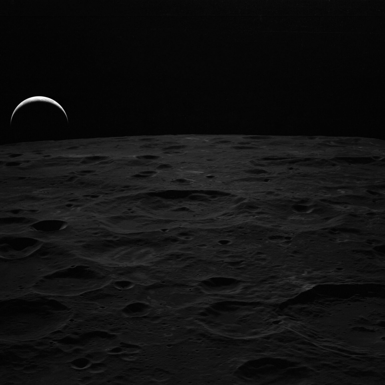 Ansicht von Earthrise und Lobachevsky und 201 Kratern, die während der Apollo 14 -Mission 1971 aufgenommen wurden.