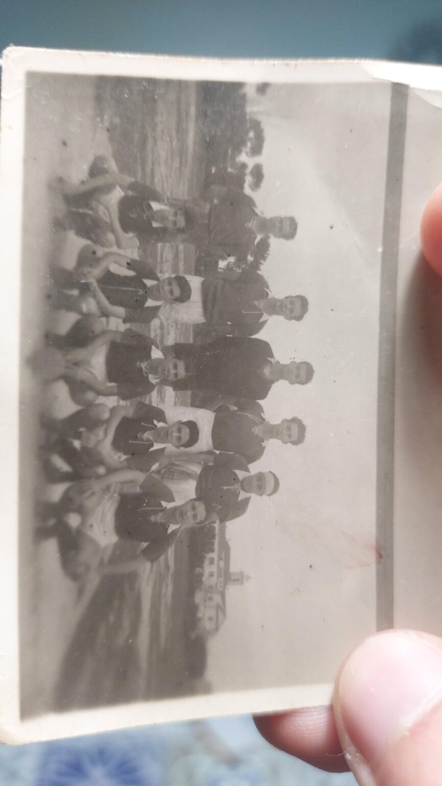 Ich habe dieses Foto neulich auf dem Boden gefunden. Ich beschloss zu posten, weil jemand wissen konnte, wer es ist oder wer diese Leute waren.