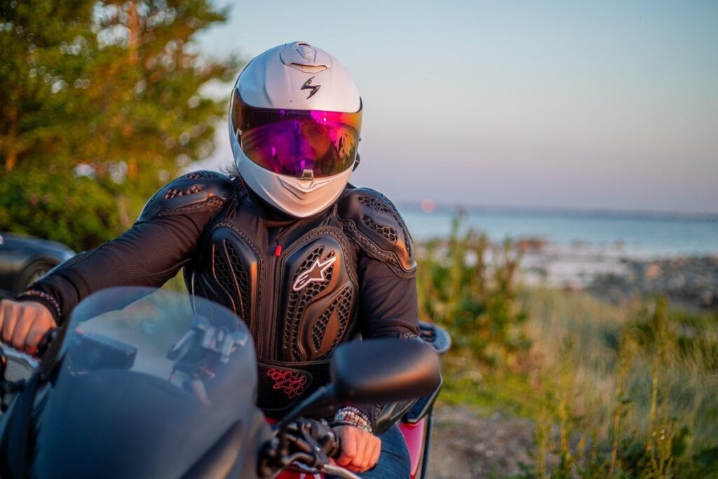 Passagierfahrer haben die Möglichkeit, ein Motorrad auf nationale Weise zu kontrollieren, aber es ist nicht einfach Passagierfahrer haben die Möglichkeit, ein Motorrad auf nationale Weise zu kontrollieren, aber es ist nicht einfach