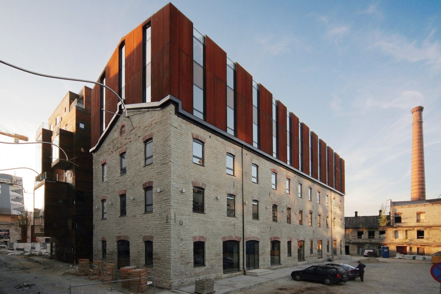 Was halten Sie von diesen Gebäuden in ganz Tallinn, die das Alte mit dem Neuen kombinieren? Was halten Sie von diesen Gebäuden in ganz Tallinn, die das Alte mit dem Neuen kombinieren?