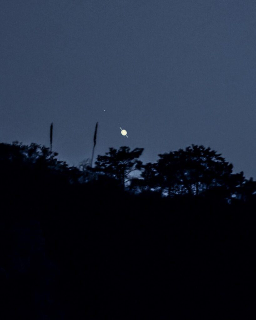 Ich machte ein Foto von Saturn, als es hinter einem Berg setzte