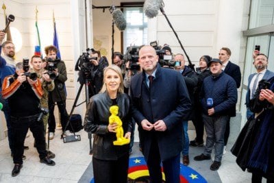 Theo Francken bekommt einen speziellen Schlüsselring von Ludivine Dessendern: "Wir haben viel nachzuholen."