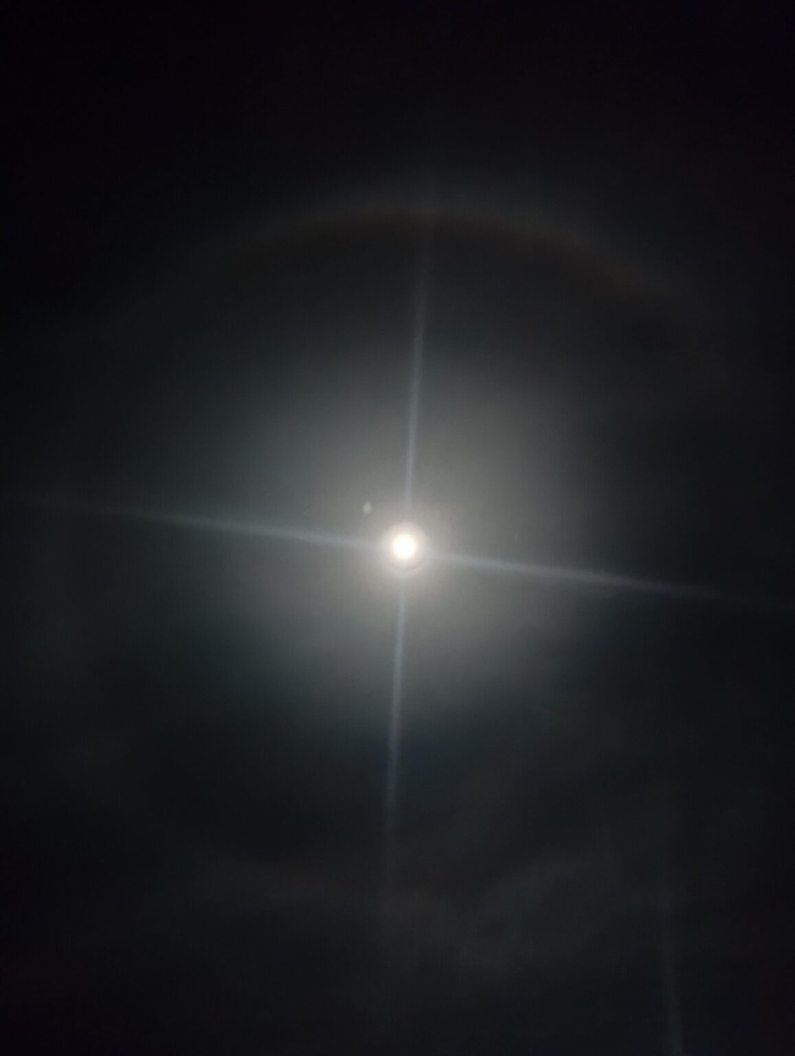 Was ist dieser Wolkenkreis, den ich perfekt um den Mond bilden sehe?