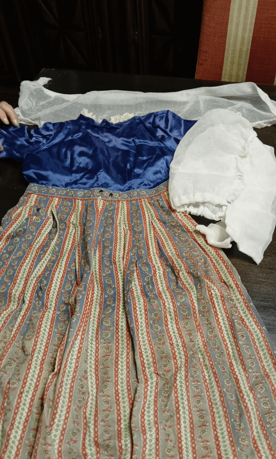 Périgourdine -Kleid von meiner Urgroßmutter nach Rücken genäht, die meine Tochter während der Foulibrée 2025 getragen wird