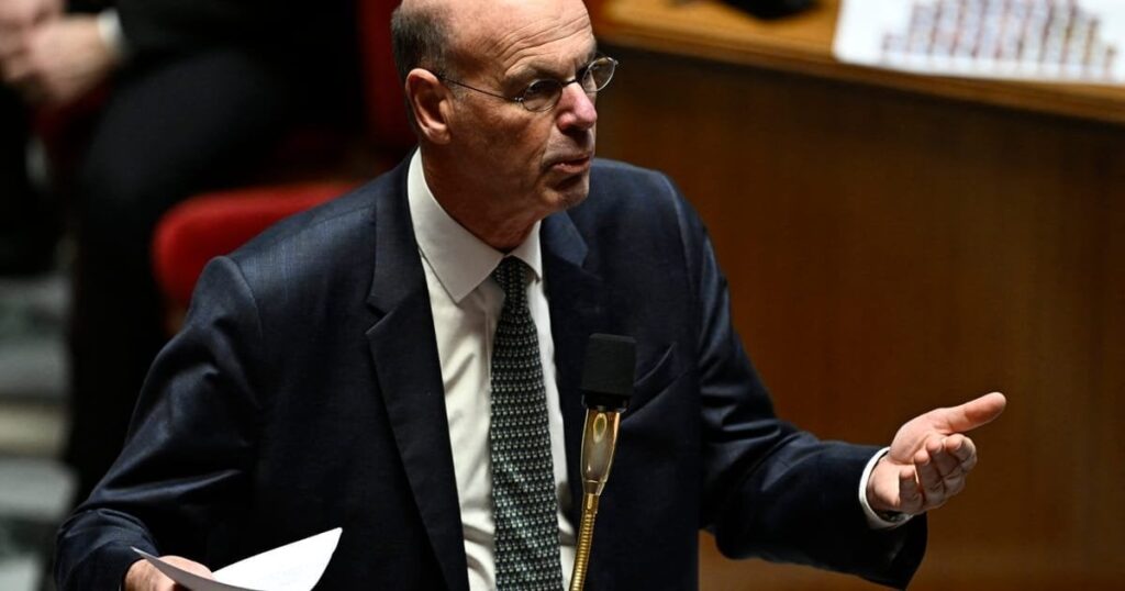Der Minister für die französische Wirtschaft schwimmt die Reichen, um den militärischen Aufbau zu finanzieren Der Minister für die französische Wirtschaft schwimmt die Reichen, um den militärischen Aufbau zu finanzieren