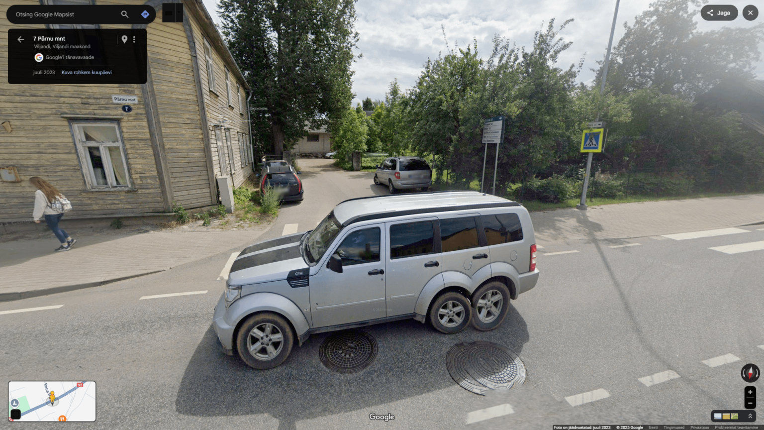 Der seltsame Dodge fährt in Viljandi herum.