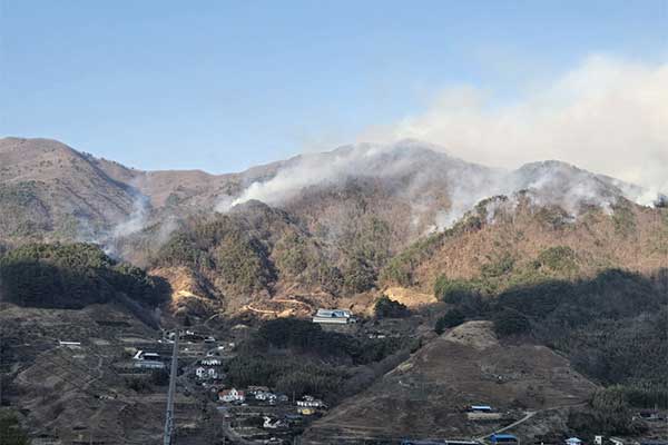 Sancheong Forest Fire Continues for 2nd Day, Level 3 Alert Remains in Place