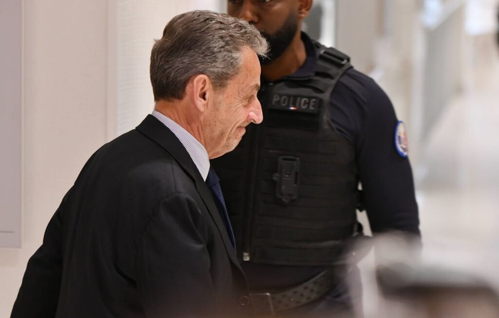 Ein falscher Anwalt, der während der Anhörung von Nicolas Sarkozy festgenommen wurde
