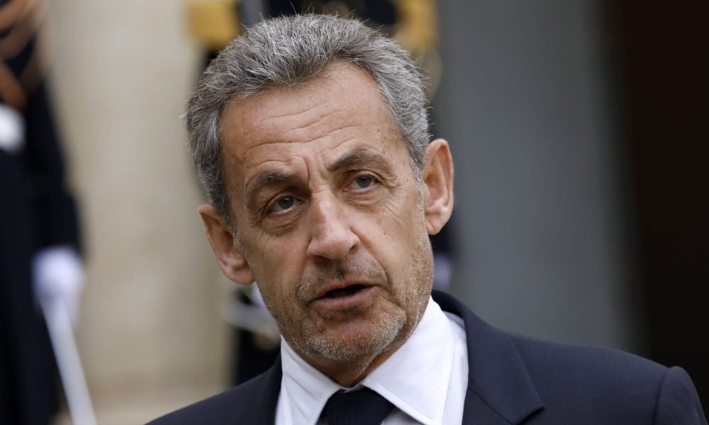 Nicolas Sarkozy hilft zwei Anwälten, ihren Weg in den Korridoren des Pariser Gerichts zu finden