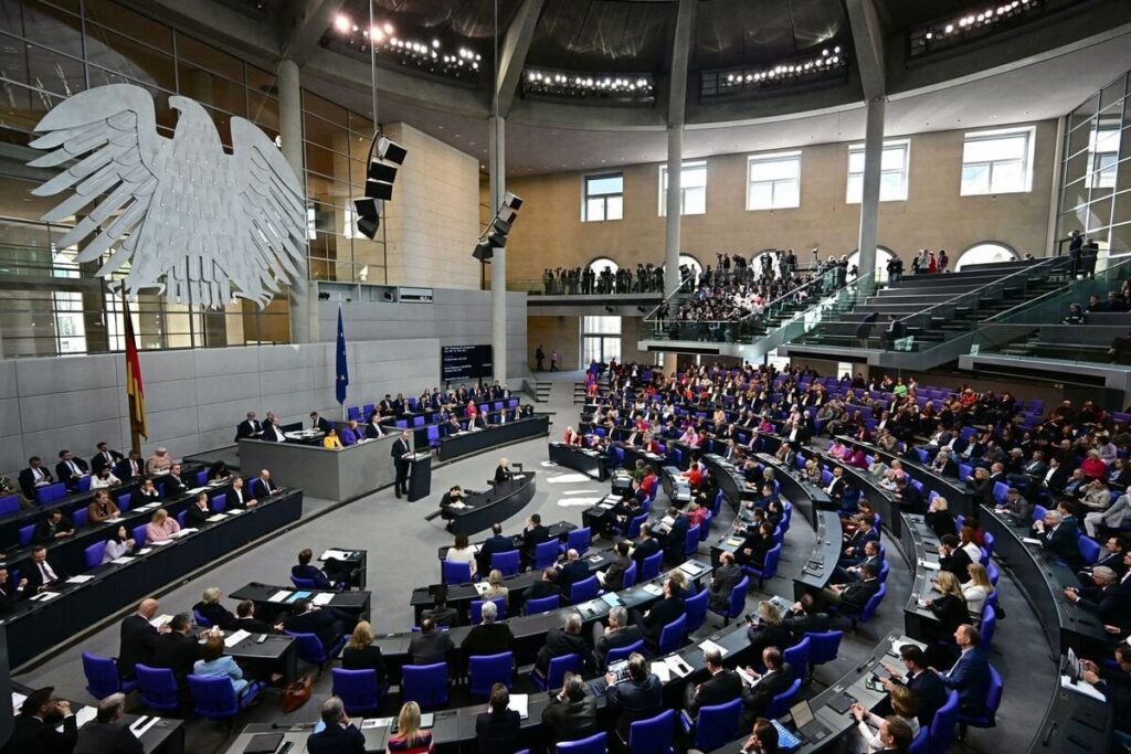 Kanzler, der in der Kanzlerin war, sagt Friedrich Merz, dass der Umzug Deutschlands, Hunderte von Milliarden an Militärausgaben freizuschalten, als „erster großer Schritt“ zur Schaffung einer europäischen Verteidigungsgemeinschaft angesehen werden sollten. Die EDC von 1952 umfasste eine europäische Armee