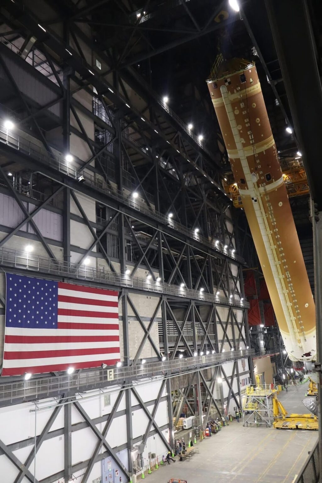 Fotos von Artemis II Space Launch System Core Bühne zum Stapeln später in dieser Woche [credit: NASA/Kim Shiflett]